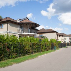 Панорама улицы, вид 2 в КП Арт Вилладже Панорама улицы, вид 2 в коттеджном поселке Арт Вилладж