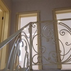 Лестница в коттедже  кп Art Villag 